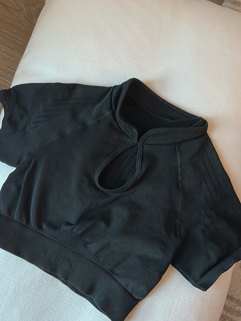 Prozis Black Keyhole Crop Top - Short Sleeve Women's Tee